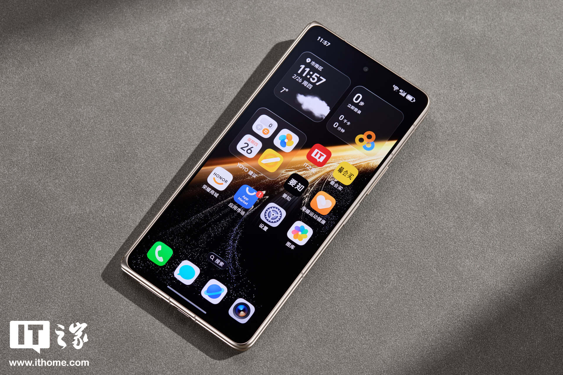 荣耀 Magic V6 “赤兔红”实拍：挑战折叠屏行业轻薄新纪录