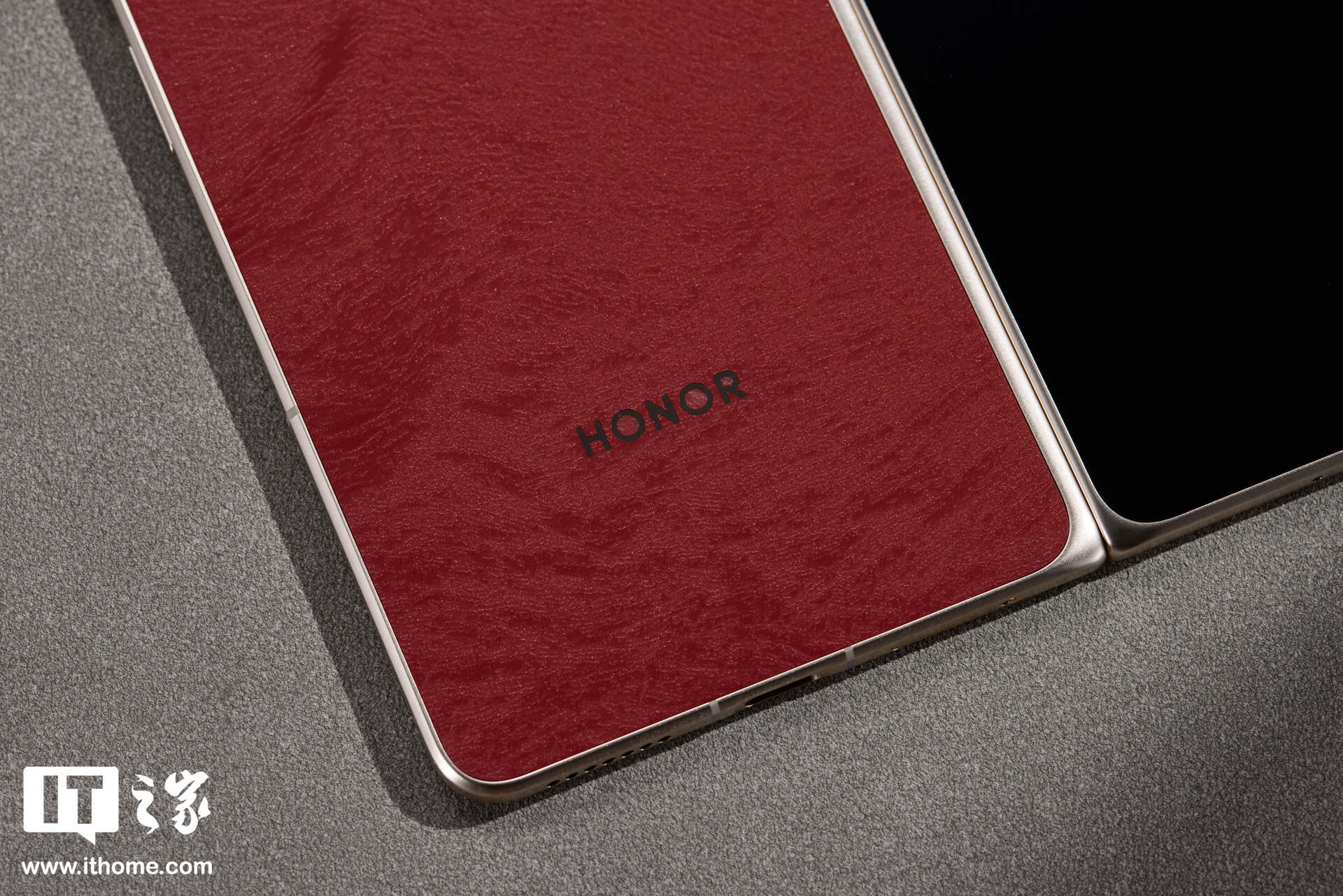 荣耀 Magic V6 “赤兔红”实拍：挑战折叠屏行业轻薄新纪录
