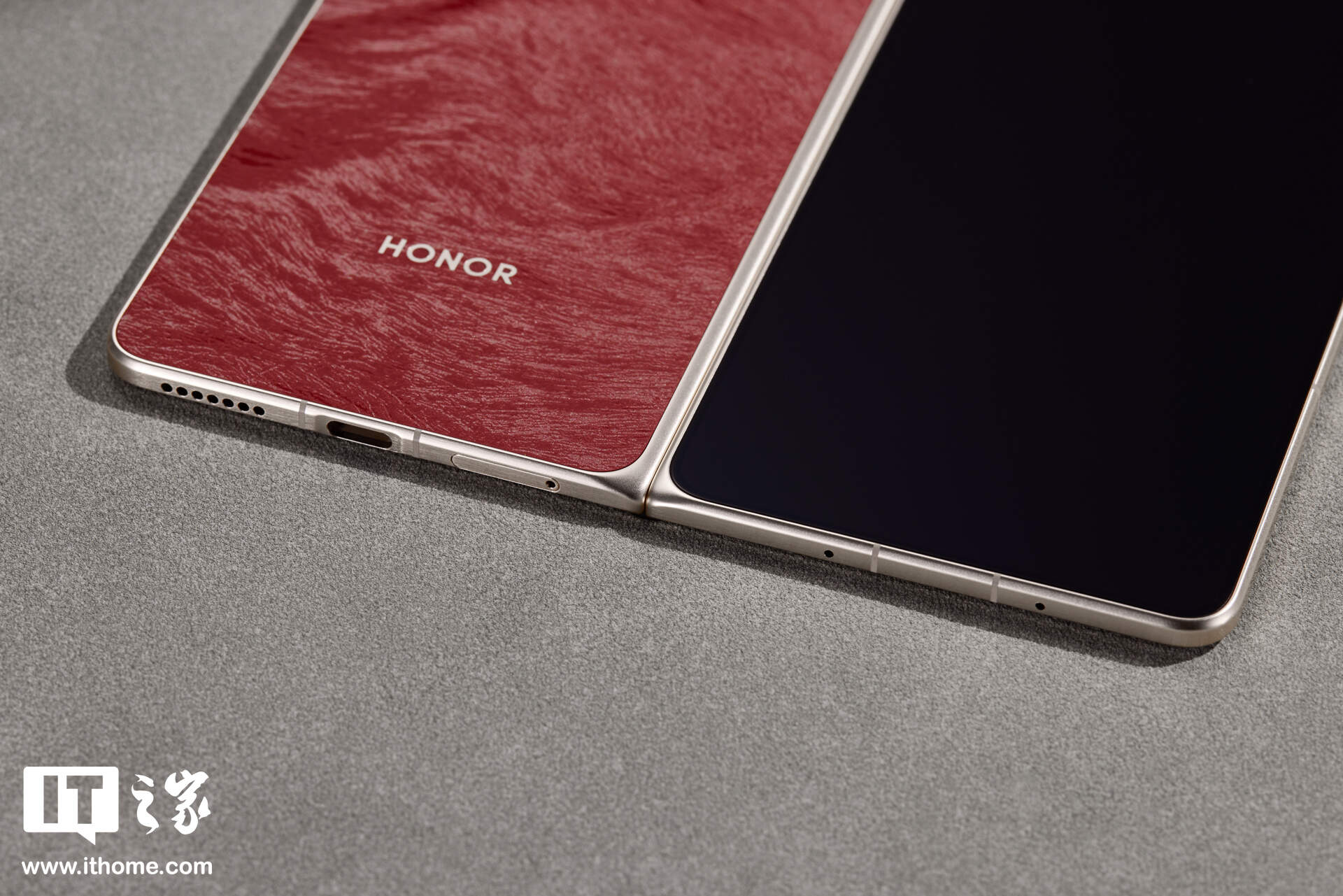 荣耀 Magic V6 “赤兔红”实拍：挑战折叠屏行业轻薄新纪录