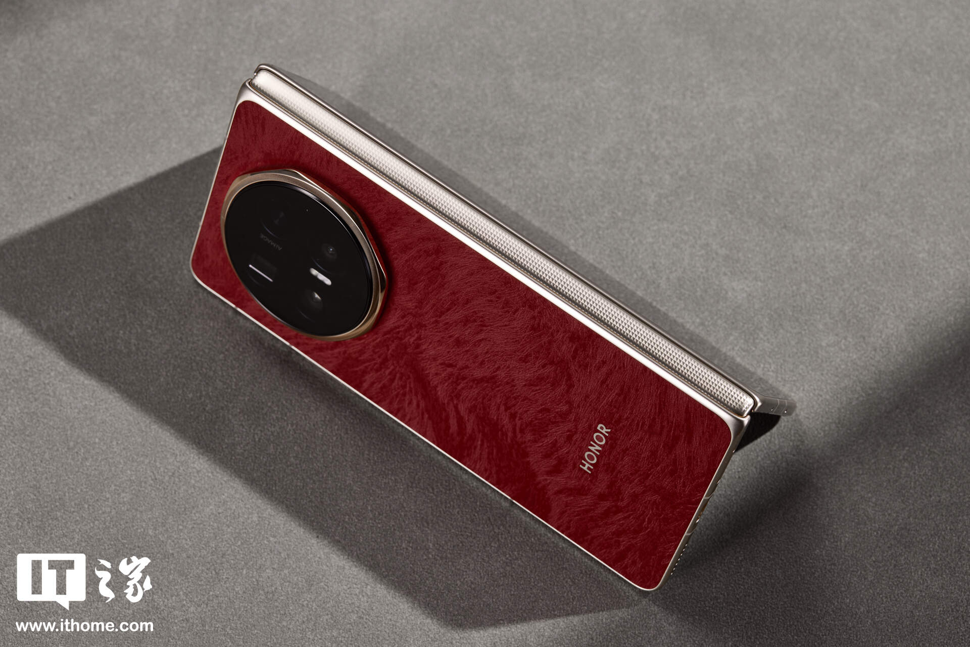 荣耀 Magic V6 “赤兔红”实拍：挑战折叠屏行业轻薄新纪录