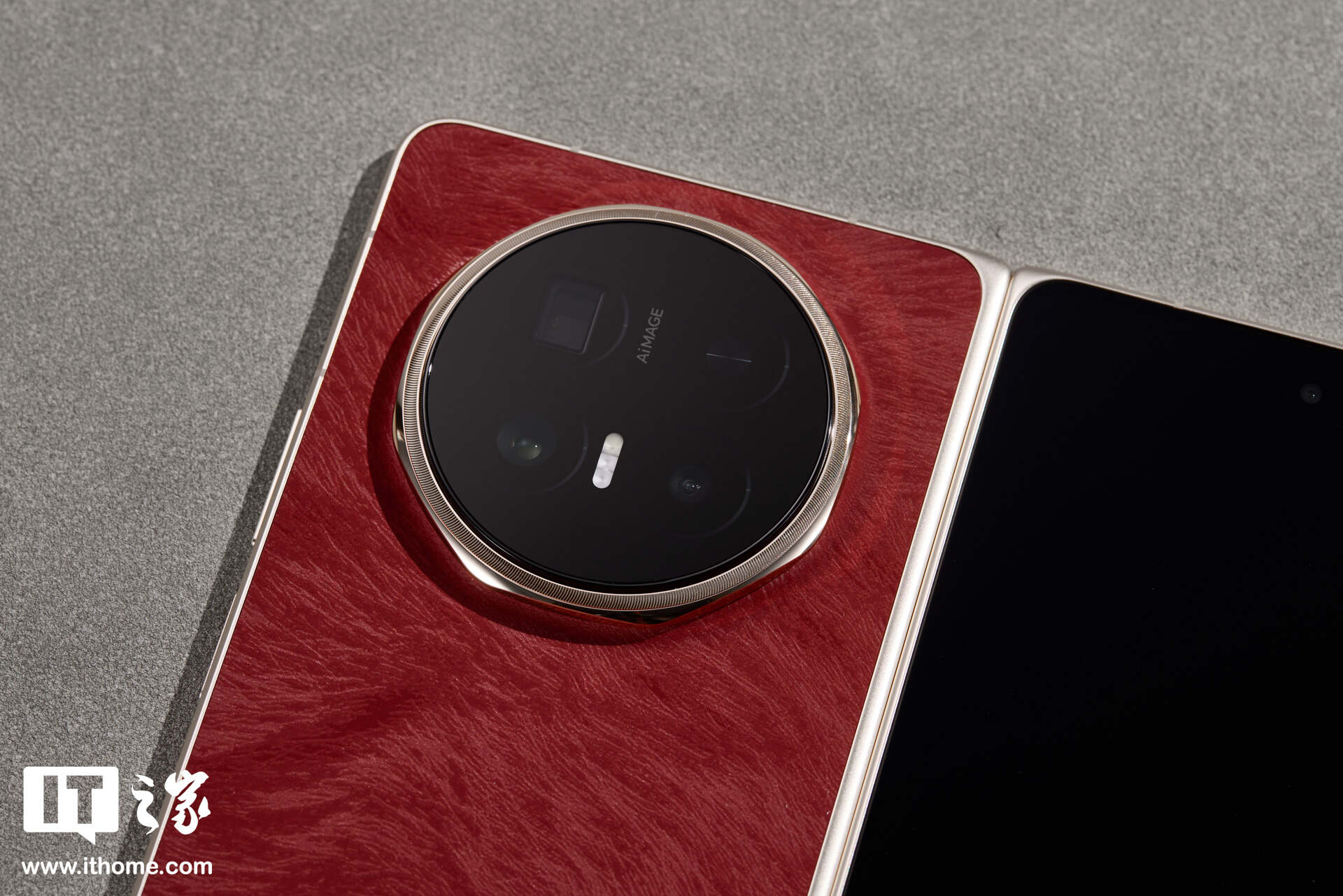 荣耀 Magic V6 “赤兔红”实拍：挑战折叠屏行业轻薄新纪录