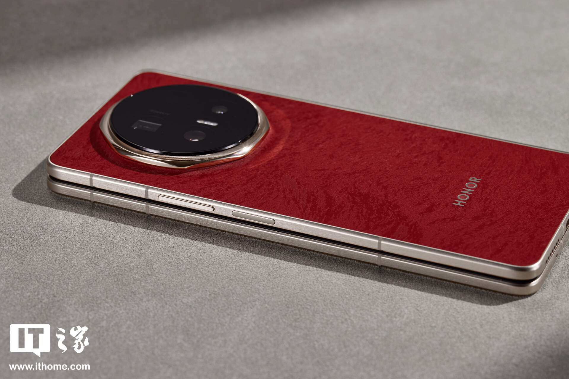 荣耀 Magic V6 “赤兔红”实拍：挑战折叠屏行业轻薄新纪录