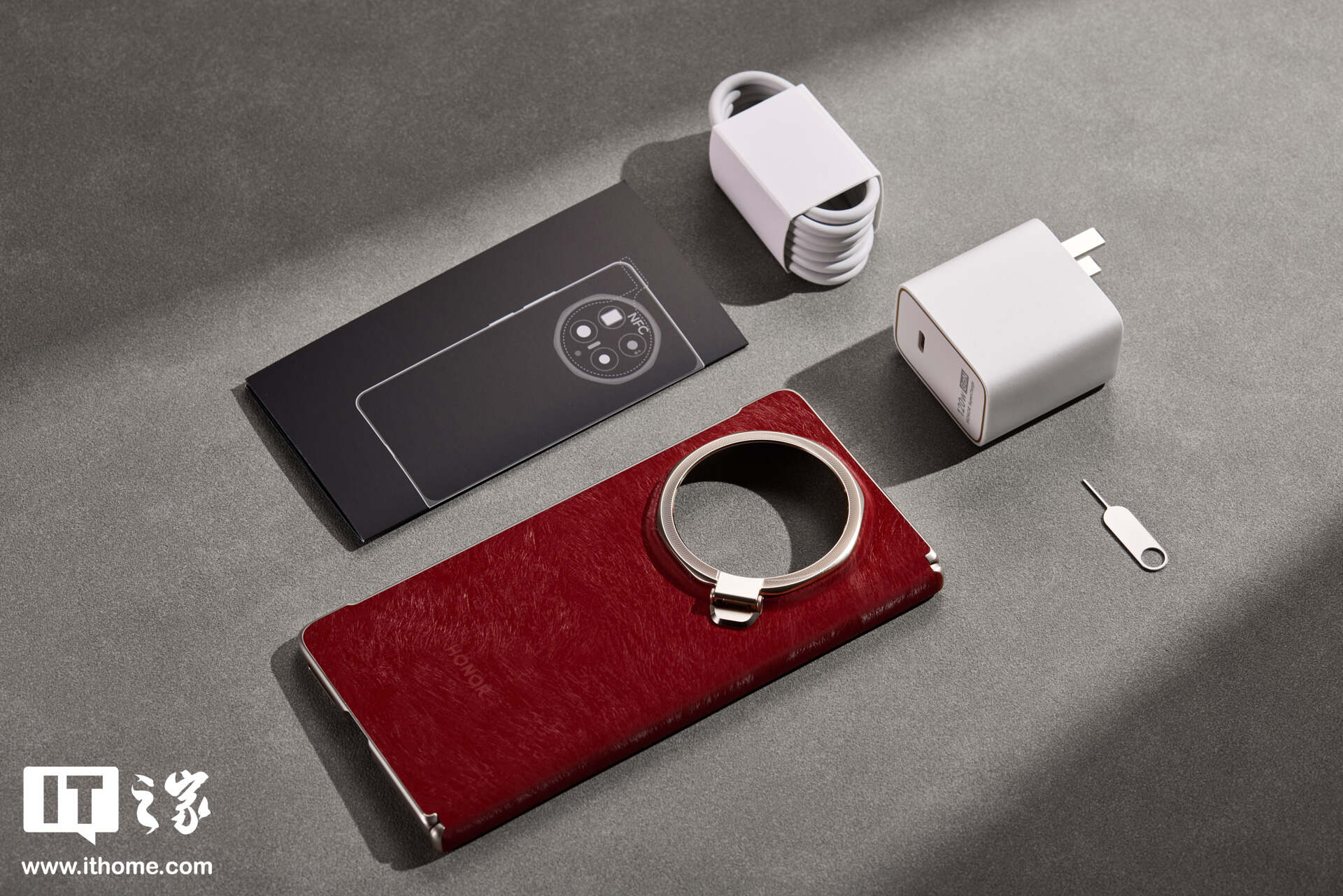 荣耀 Magic V6 “赤兔红”实拍：挑战折叠屏行业轻薄新纪录