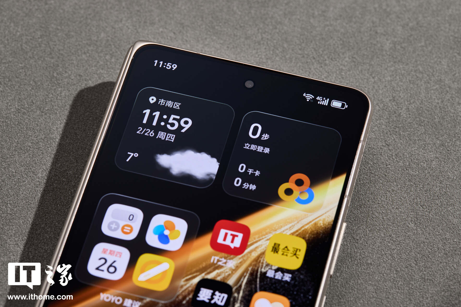 荣耀 Magic V6 “赤兔红”实拍：挑战折叠屏行业轻薄新纪录