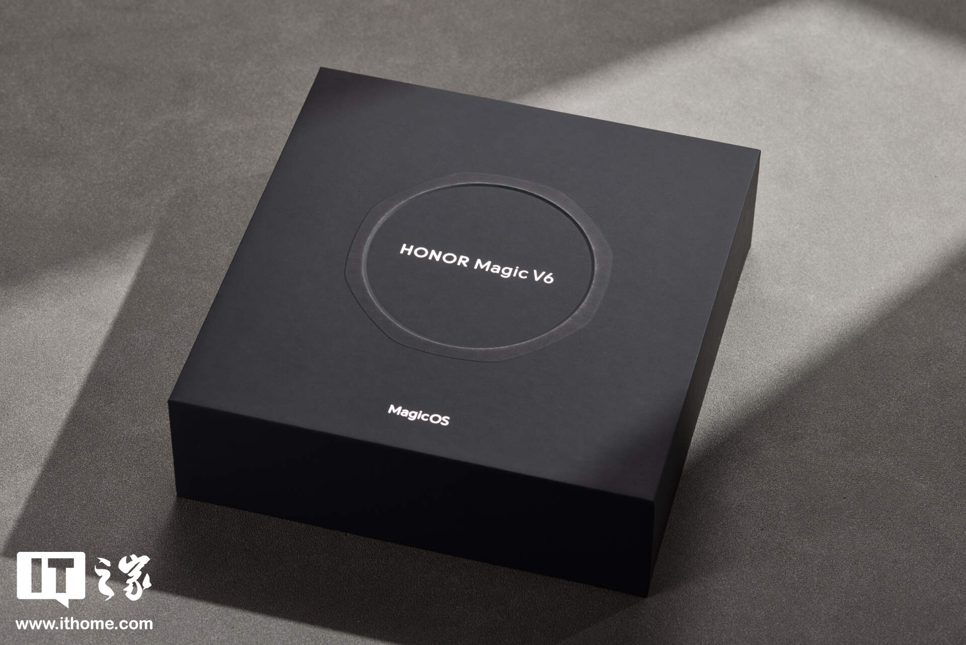 荣耀 Magic V6 “赤兔红”实拍：挑战折叠屏行业轻薄新纪录