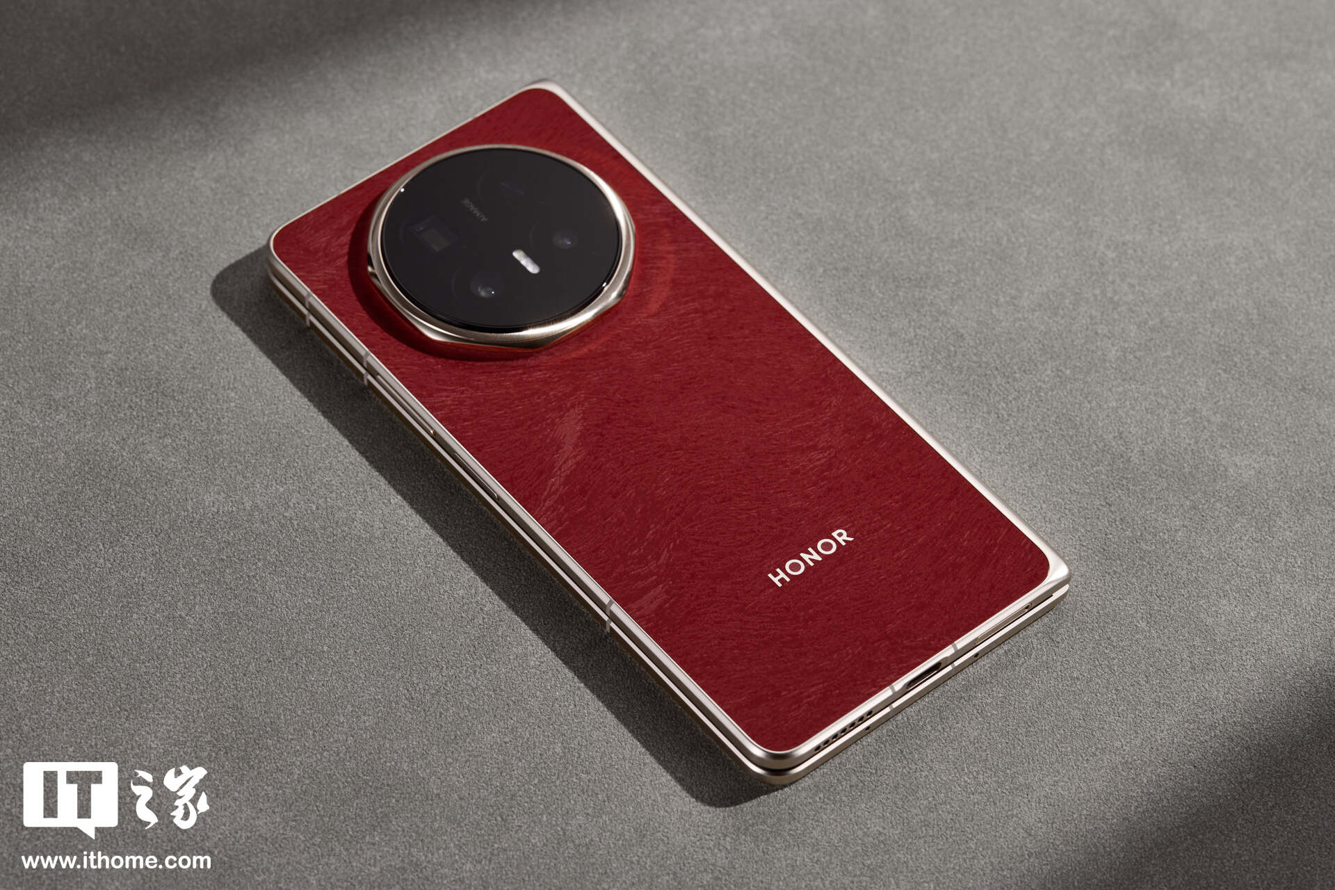 荣耀 Magic V6 “赤兔红”实拍：挑战折叠屏行业轻薄新纪录