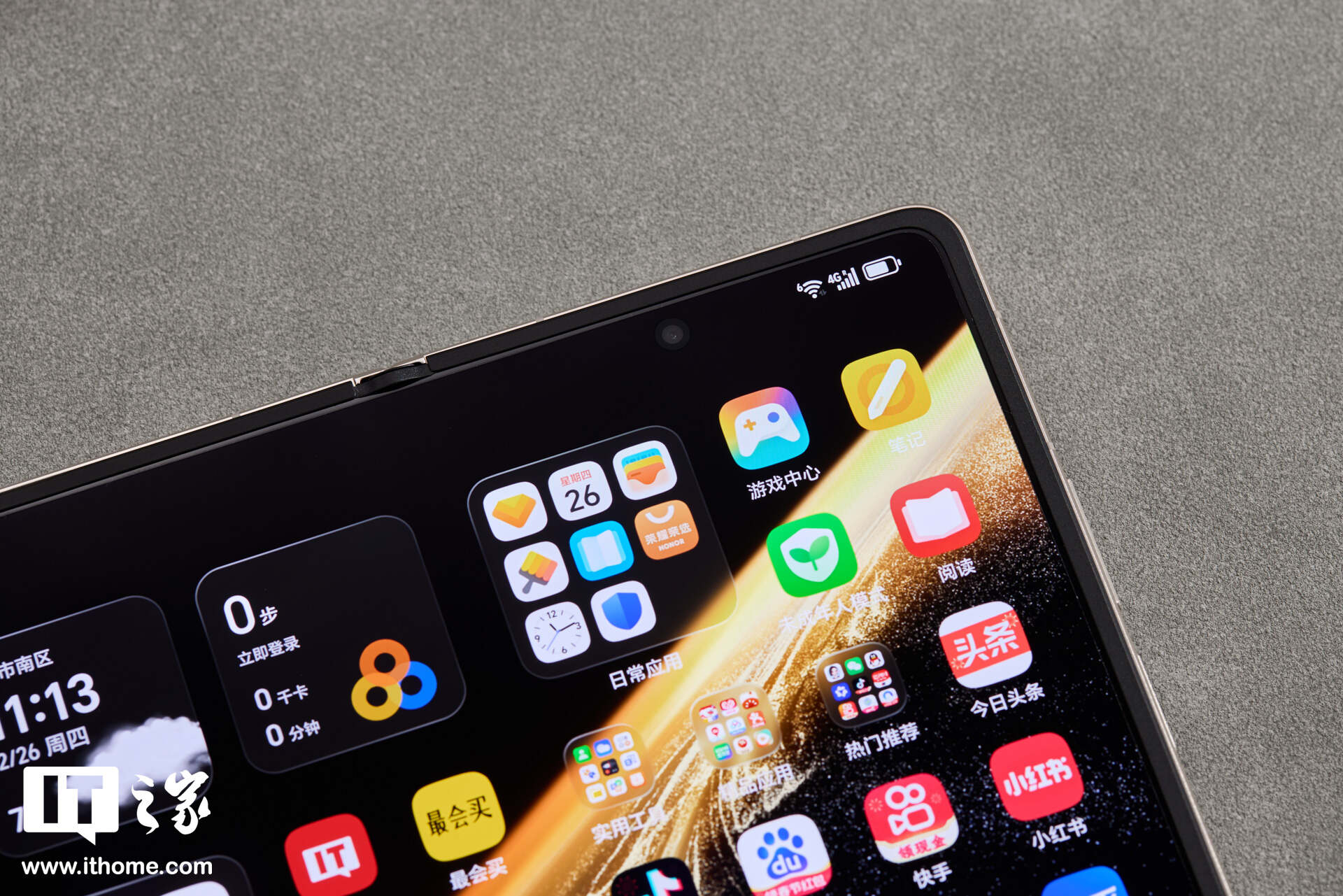 荣耀 Magic V6 “赤兔红”实拍：挑战折叠屏行业轻薄新纪录