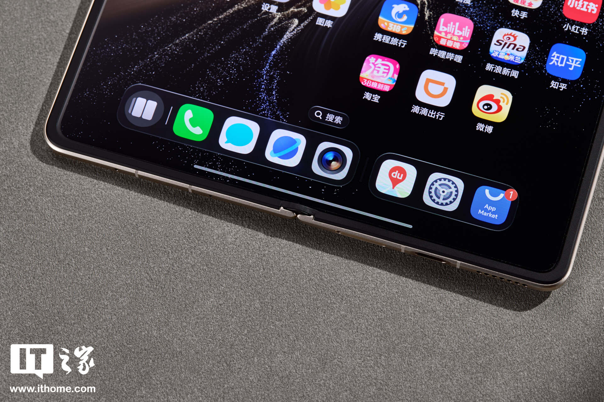 荣耀 Magic V6 “赤兔红”实拍：挑战折叠屏行业轻薄新纪录