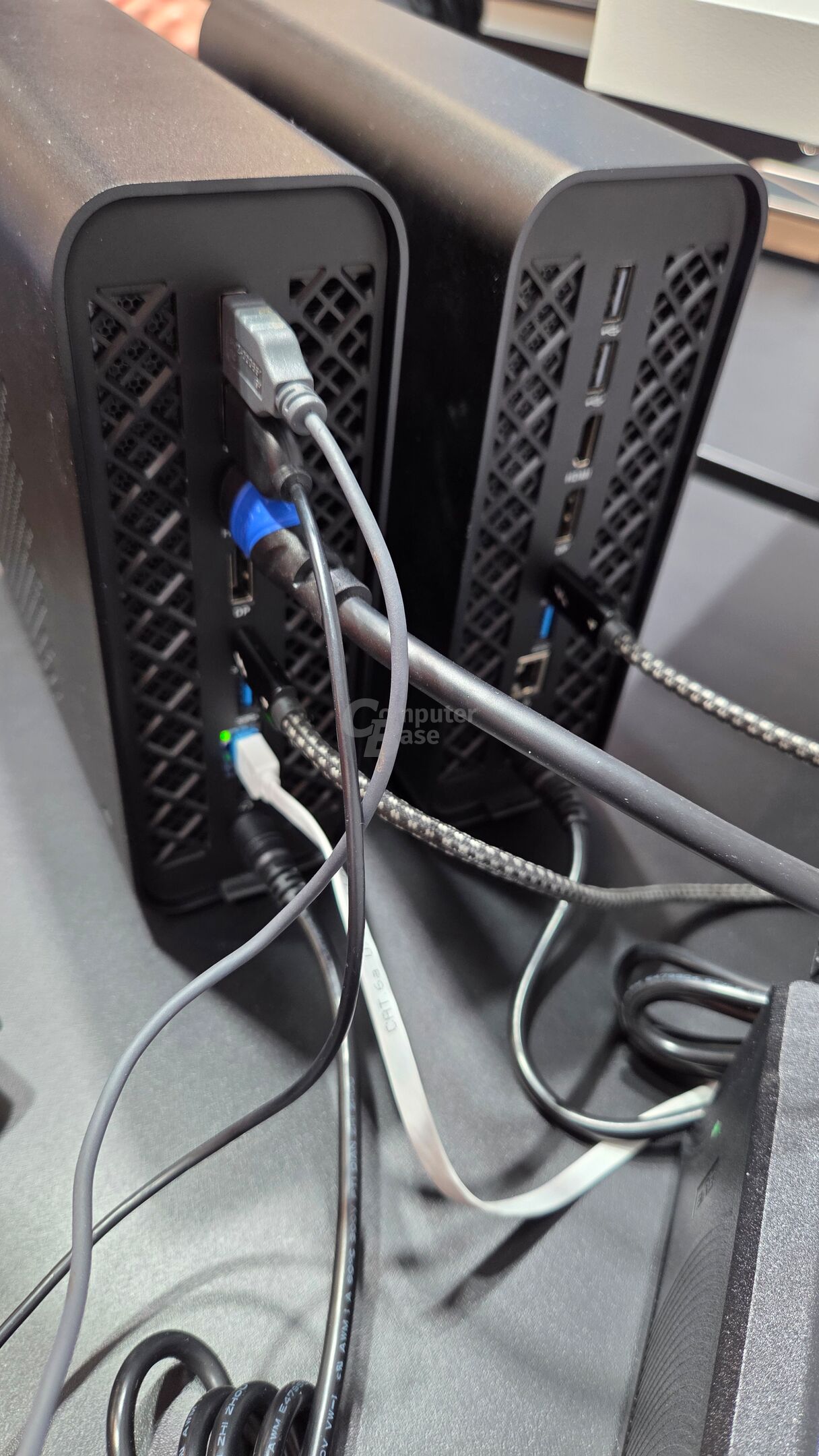 蓝宝石 EDGE AI MAX+ 395 迷你主机亮相，支持多机扩展