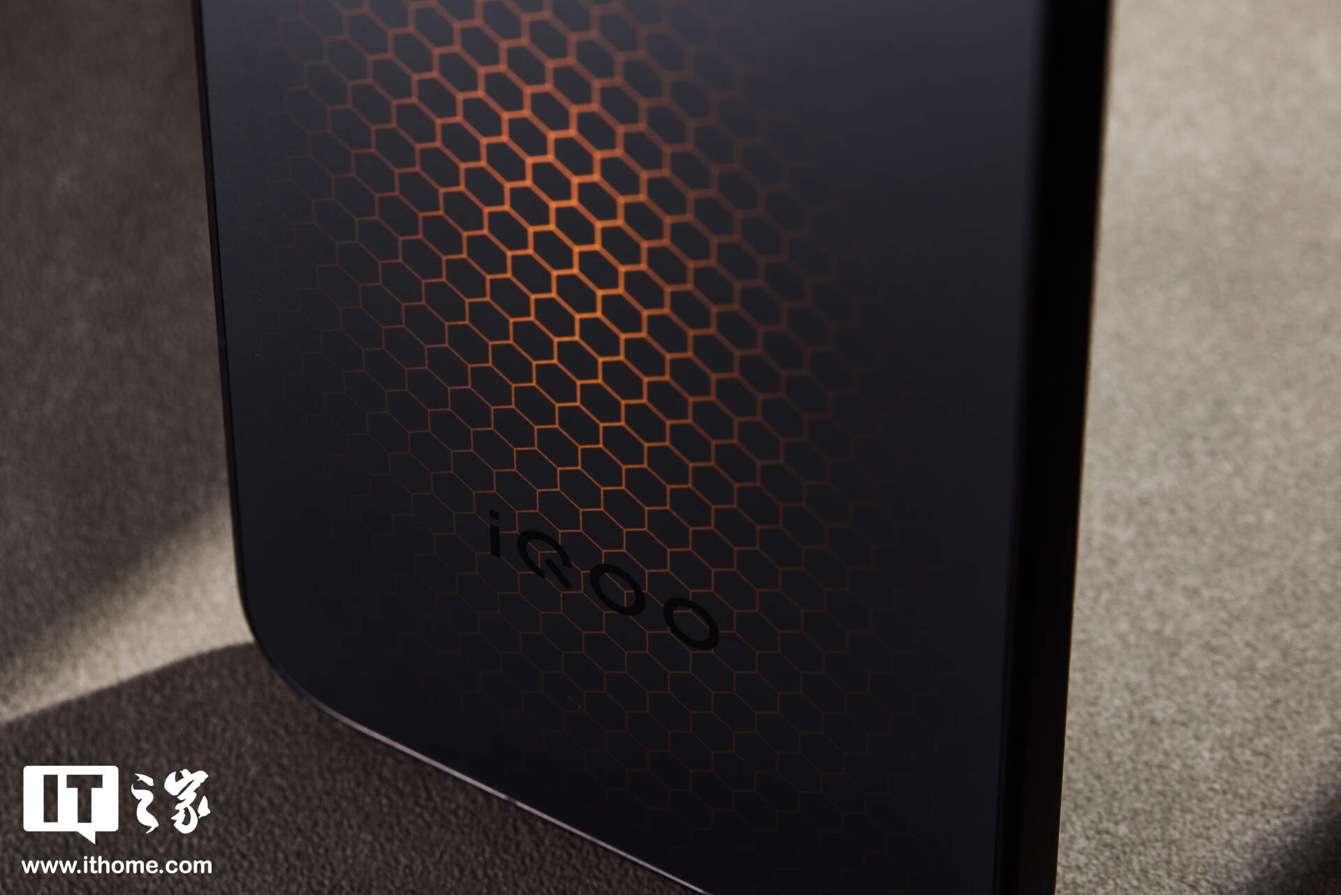 iQOO 15 Ultra 实拍：未来科技美学设计，品牌首个主动散热技术