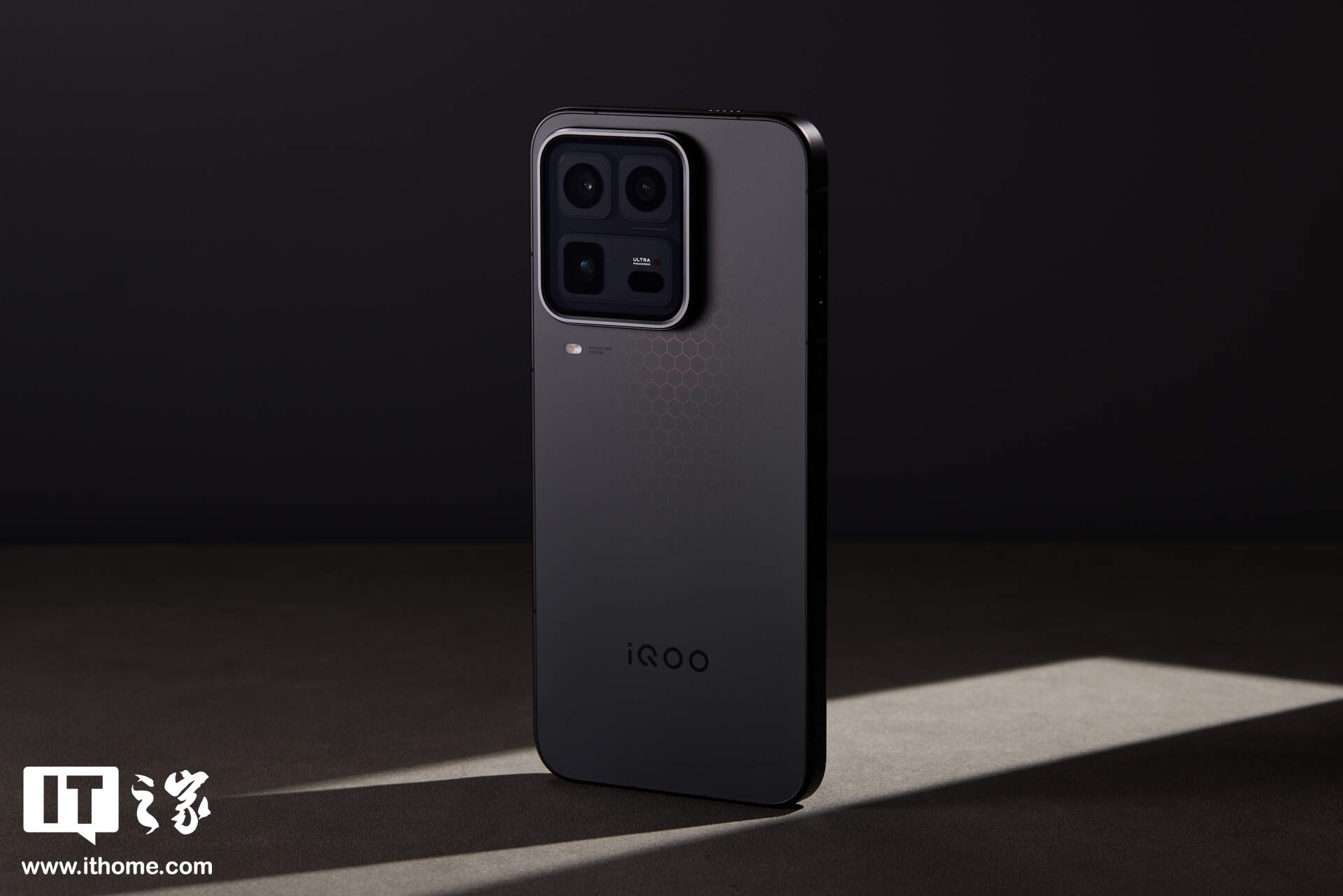 iQOO 15 Ultra 实拍：未来科技美学设计，品牌首个主动散热技术