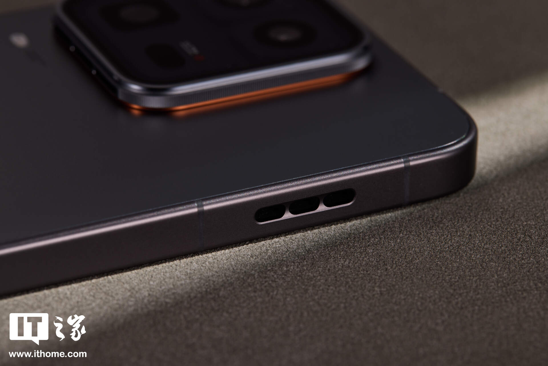 iQOO 15 Ultra 实拍：未来科技美学设计，品牌首个主动散热技术