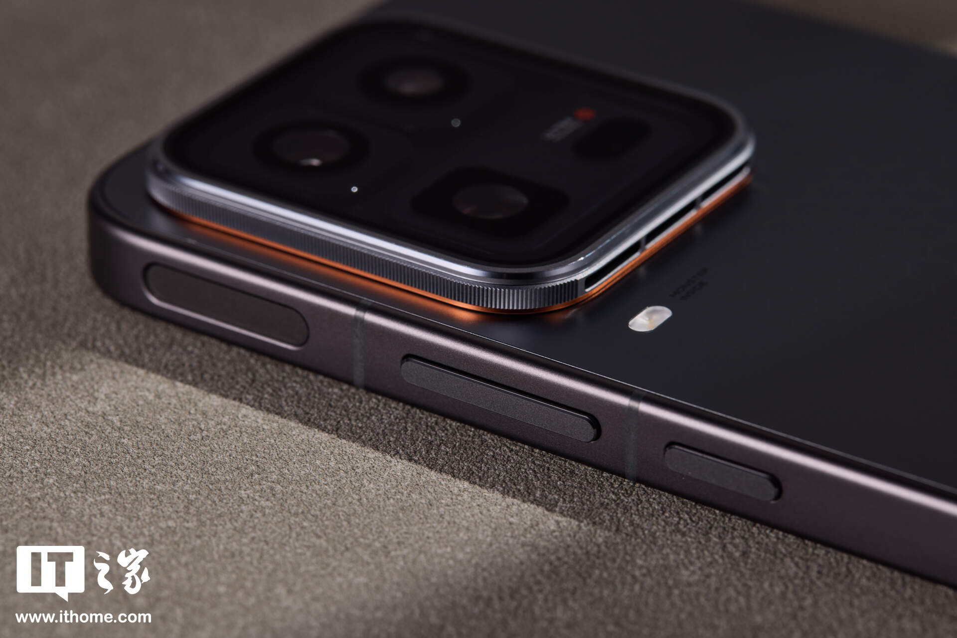 iQOO 15 Ultra 实拍：未来科技美学设计，品牌首个主动散热技术