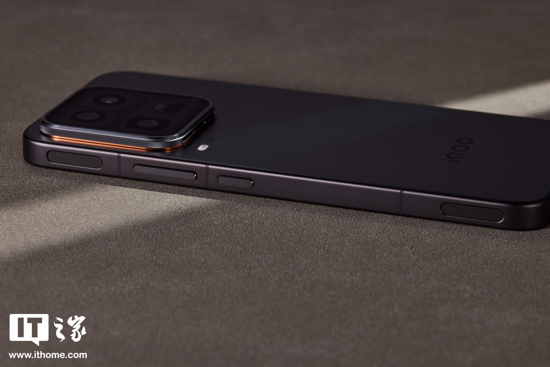 iQOO 15 Ultra 实拍：未来科技美学设计，品牌首个主动散热技术