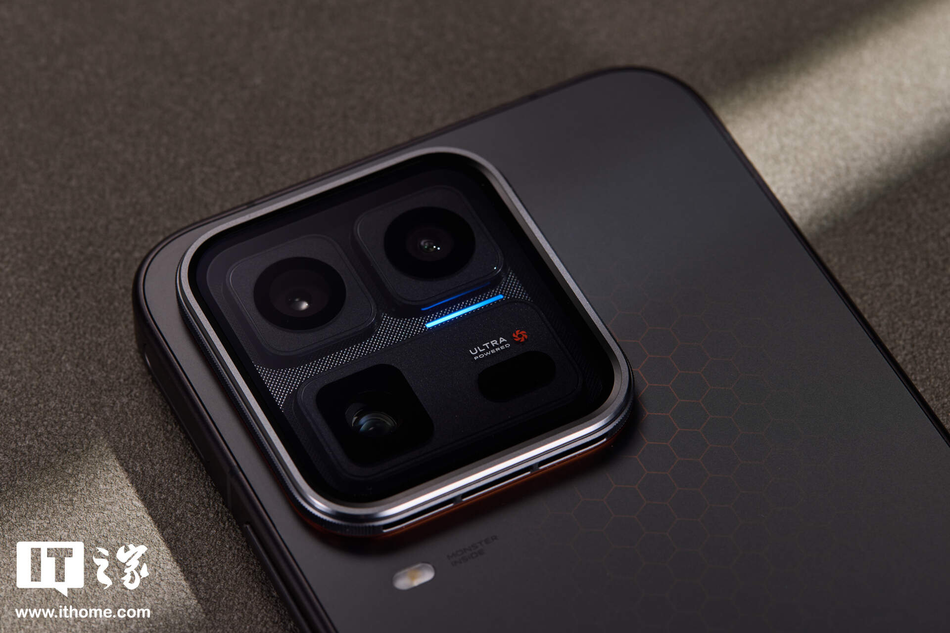 iQOO 15 Ultra 实拍：未来科技美学设计，品牌首个主动散热技术