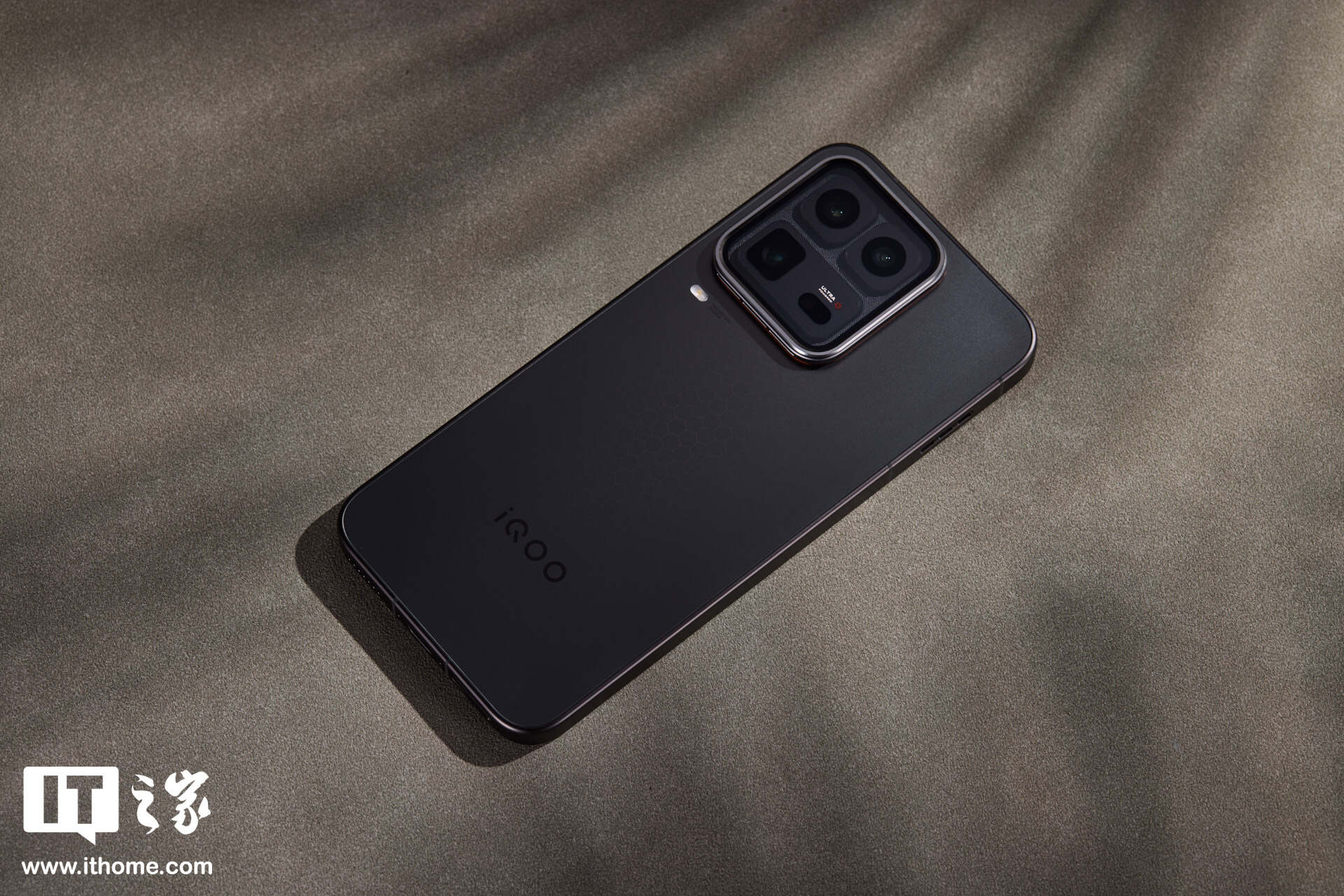 iQOO 15 Ultra 实拍：未来科技美学设计，品牌首个主动散热技术