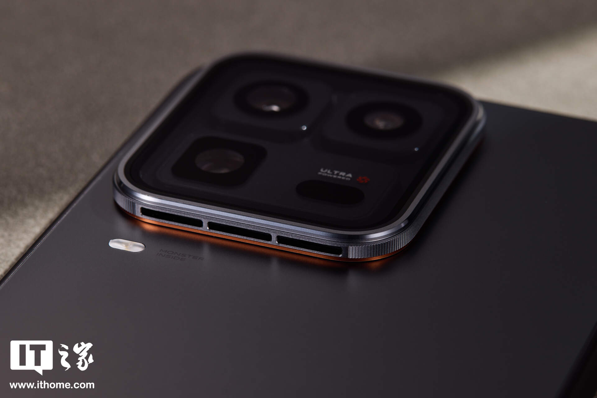 iQOO 15 Ultra 实拍：未来科技美学设计，品牌首个主动散热技术