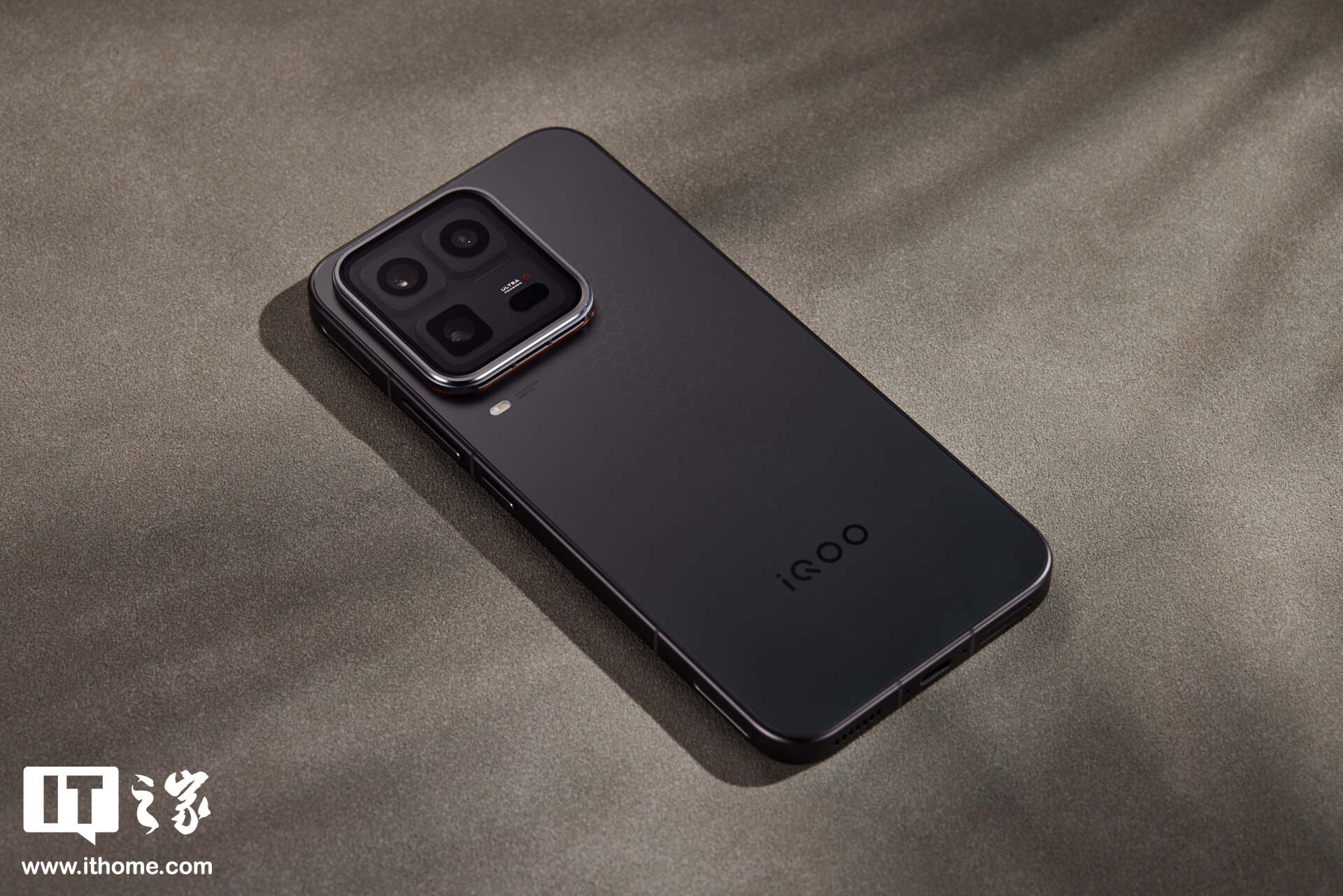 iQOO 15 Ultra 实拍：未来科技美学设计，品牌首个主动散热技术