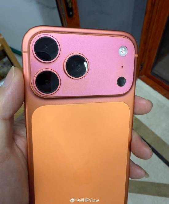 iPhone17褪色遭集体投诉！只用一个月橙色变粉色