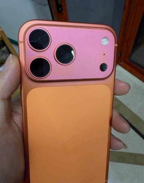 iPhone 17用一个月橙色变粉色 苹果手机褪色遭集体投诉