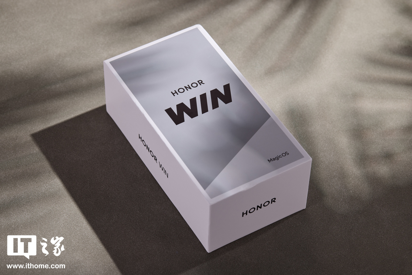 【IT之家开箱】荣耀 WIN 系列手机实拍：定位年度电竞夯机，搭载 10000 毫安时电池
