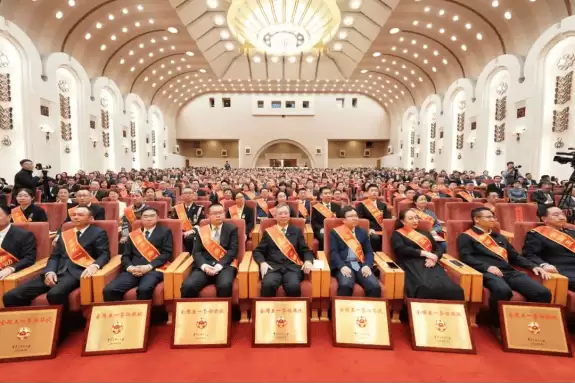 聚焦绿色转型与创新攻坚 宇通重工斩获全国五一劳动奖状彰显担当