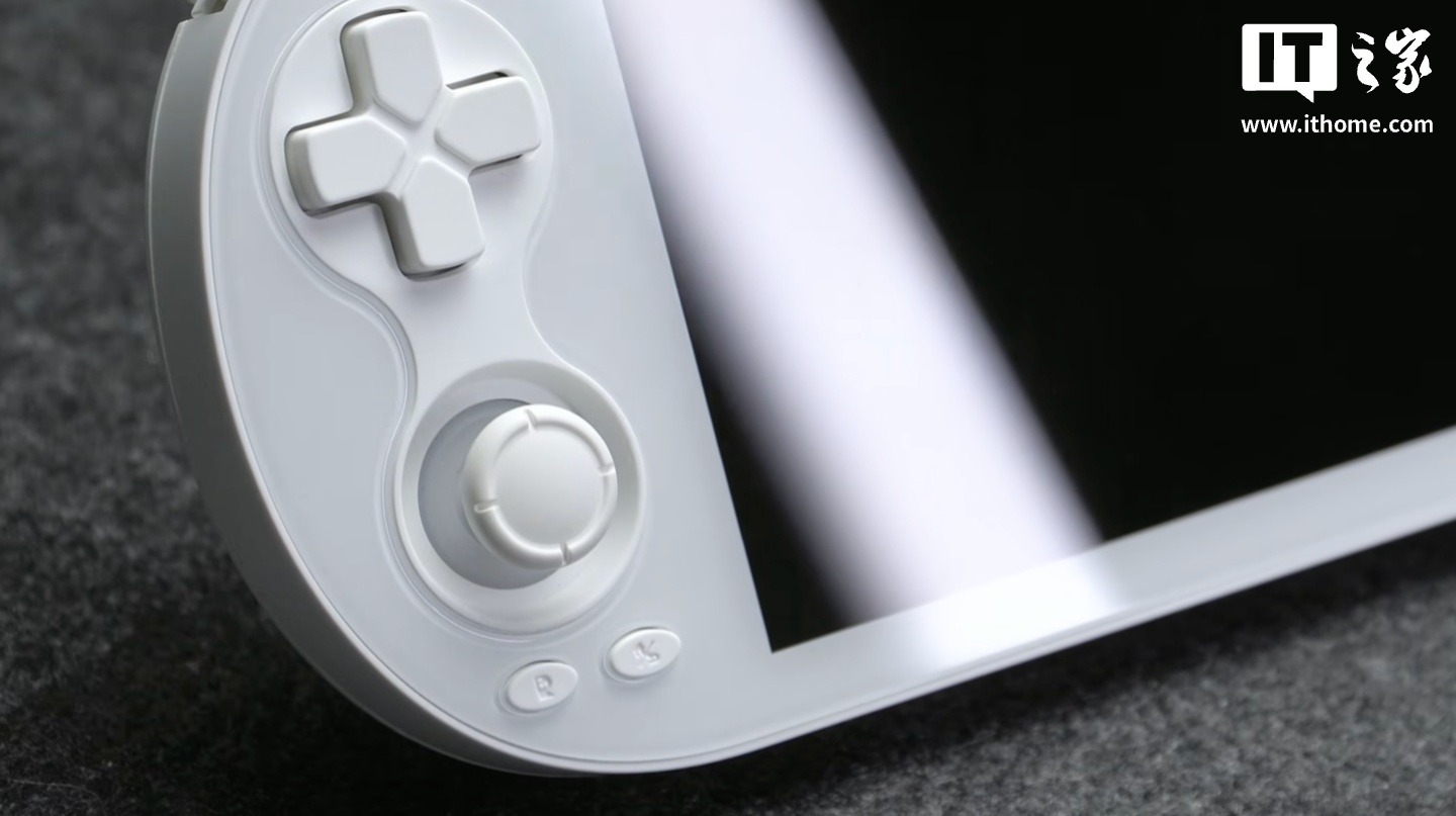 安伯尼克 Anbernic 预热 RG Vita / Pro 游戏掌机，致敬索尼 PSV 设计