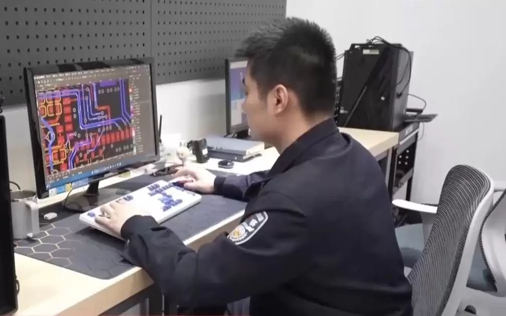成本不到百元，江苏无锡民警自制便携式“黑飞”无人机侦测仪