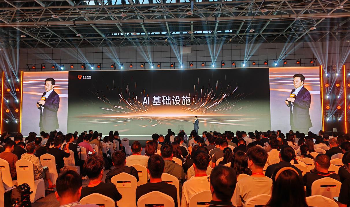 发布会现场或产品展示图片