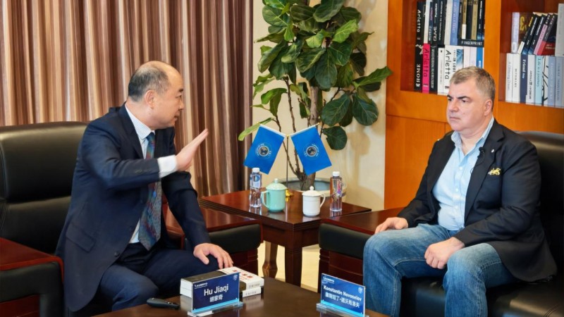 胡家奇理事长与康斯坦丁·诺沃肖洛夫教授会晤