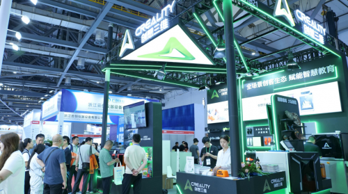 创想三维在高博会上的展台现场，展示了多学科3D打印应用模型