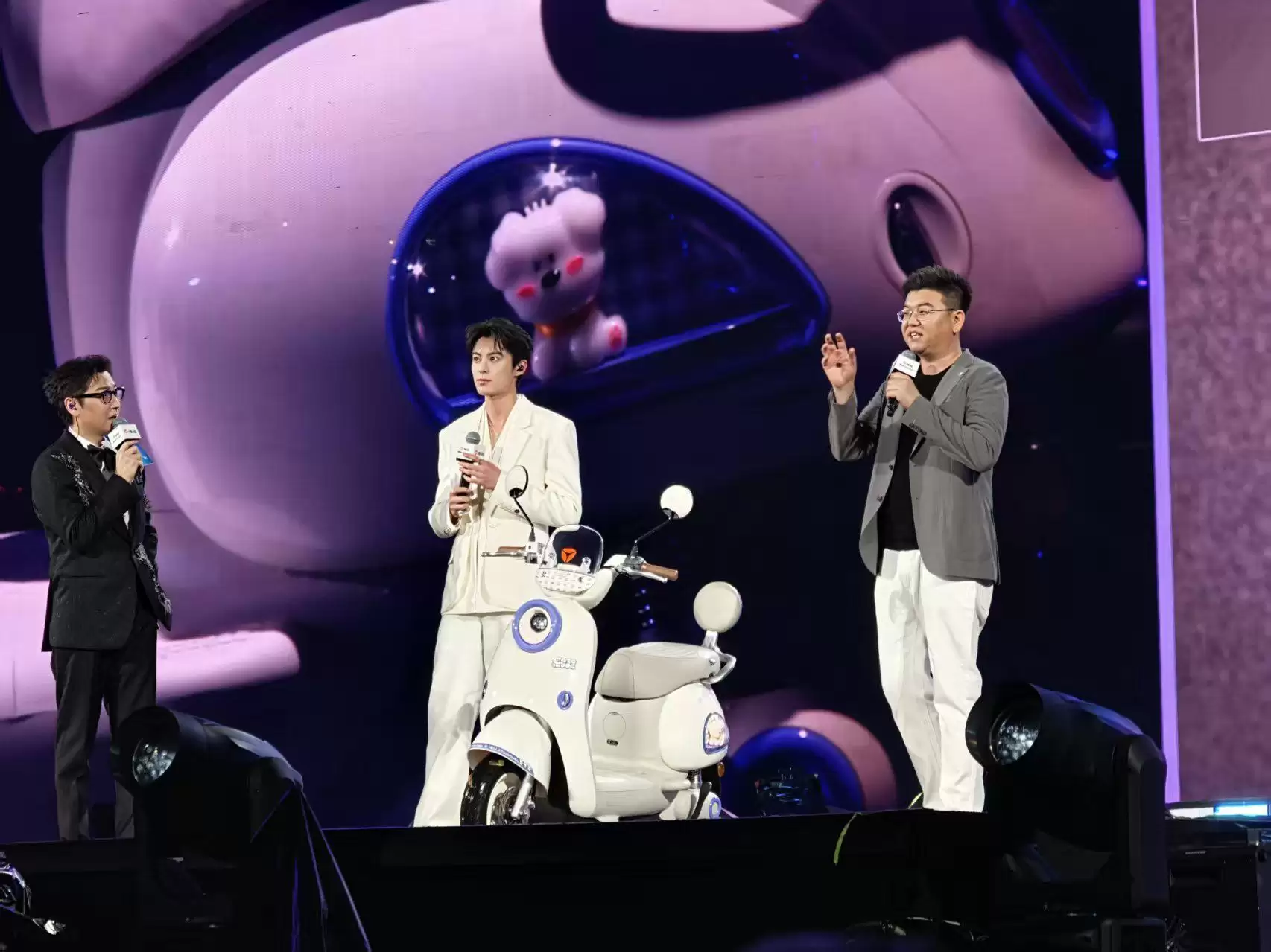 3299元！两轮车也上智驾？雅迪摩登系列杀疯了