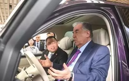 塔吉克斯坦总统试乘问界M9 点赞中国新能源汽车