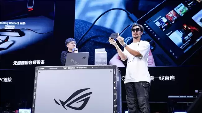 ROG XREAL R1 AR眼镜轻量化设计及红点奖标识特写