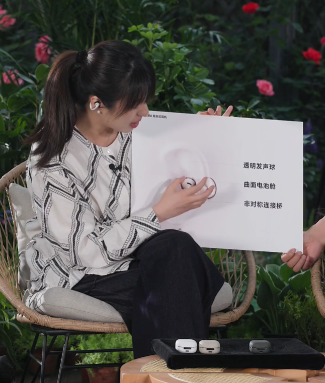 小米首款耳夹耳机真机亮相:黑白金三色,还有一款神秘配色待公布
