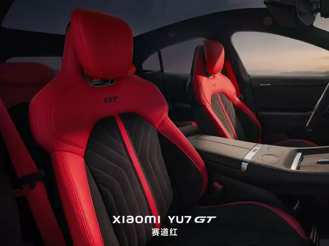 小米 YU7 GT 汽车内饰亮相红黑撞色与独特刺绣