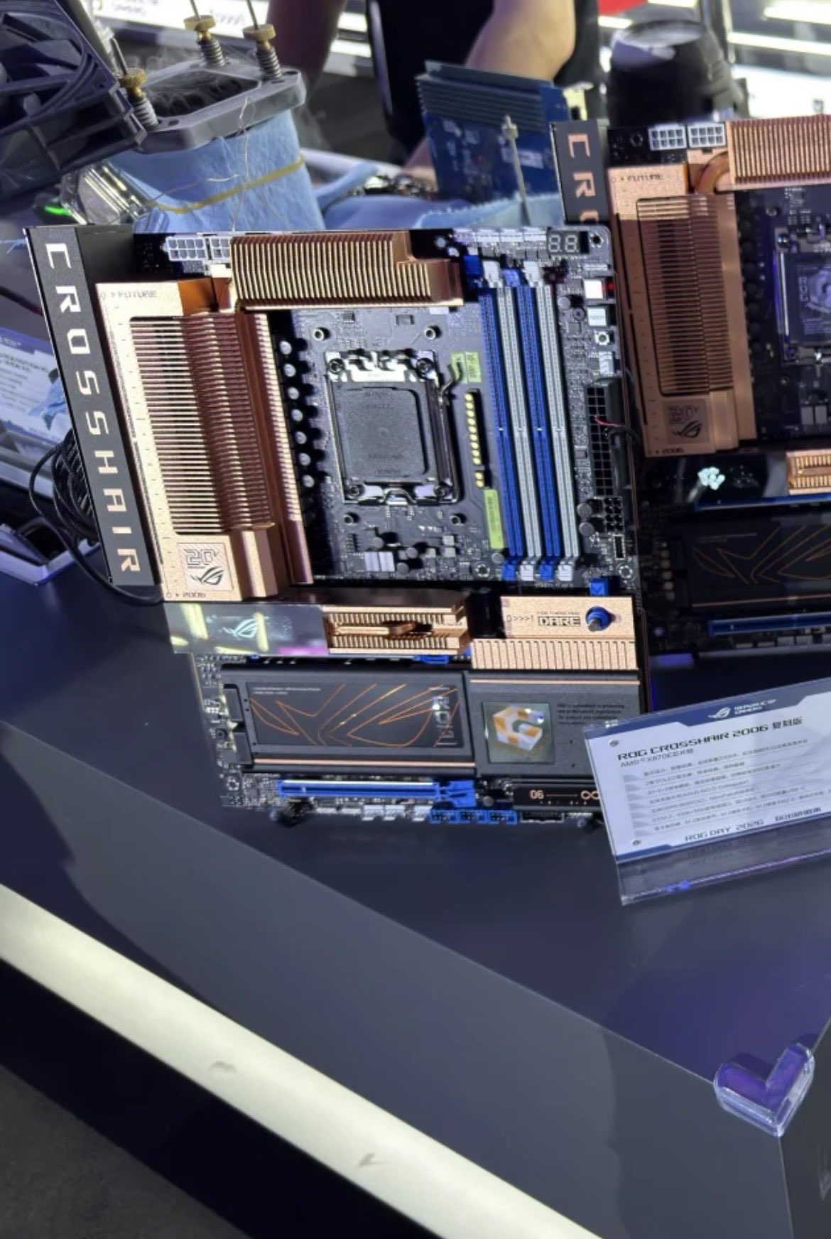 经典风格重现:华硕 ROG CROSSHAIR 2026 复刻版主板实物现身