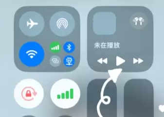 步骤四:在控制中心的媒体控件中点击播放键