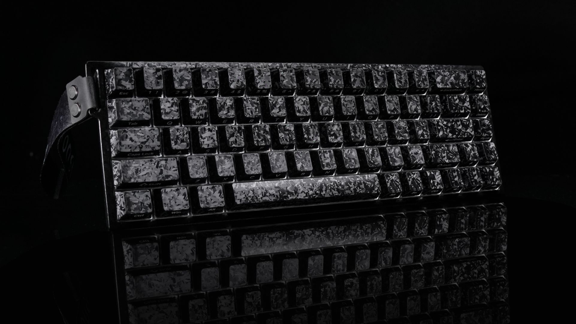 阿斯盾推出 Z68T 有线磁轴键盘:全碳纹机身,99 元起