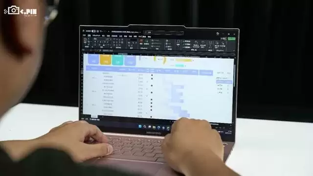 MacBook Neo卖爆后,Windows笔记本终于坐不住了