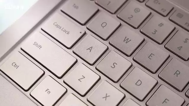 MacBook Neo卖爆后,Windows笔记本终于坐不住了