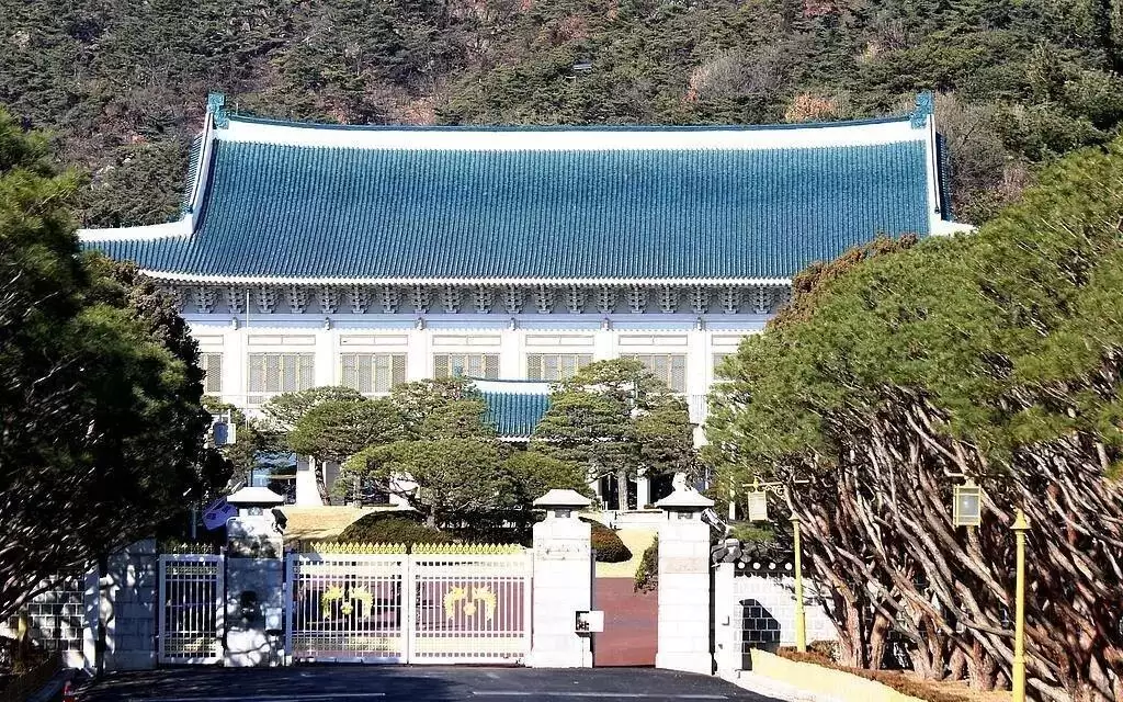 韩国一船只在霍尔木兹海峡附近遭2个不明飞行物体袭击致爆炸起火；韩总统府：强烈谴责攻击民用船只行为