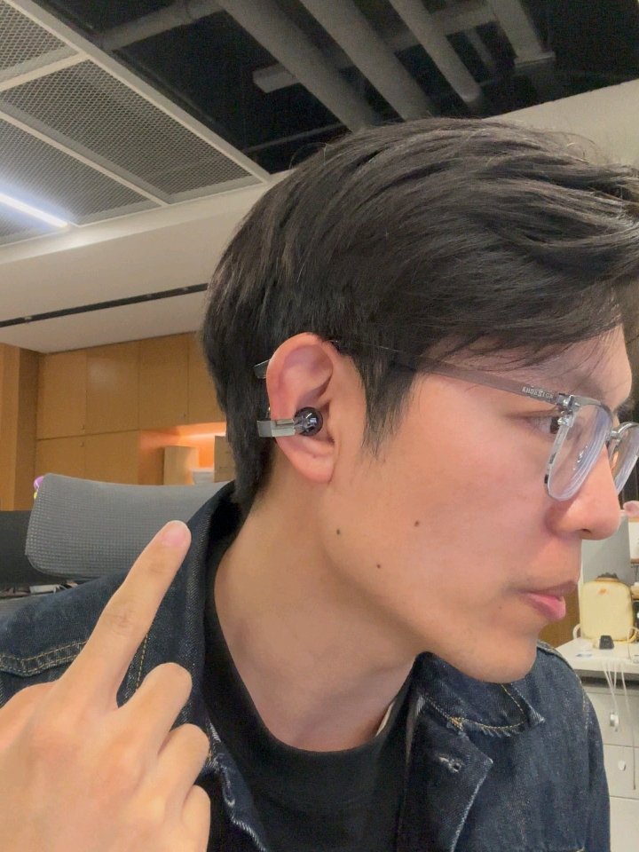 林林晒荣耀首款耳夹耳机高清图:棱角硬朗 + 拱桥式连接,有望近期发布