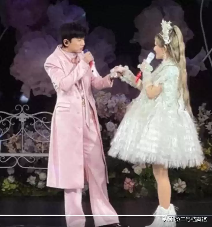 谢娜演唱会热度未减，张杰登台甜蜜献唱，模范夫妻再成焦点