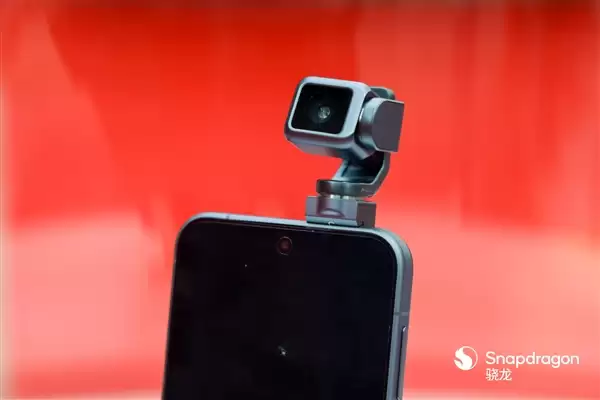 全球首款机器人手机 荣耀Robot Phone高清真机图出炉:碘伏传统形态