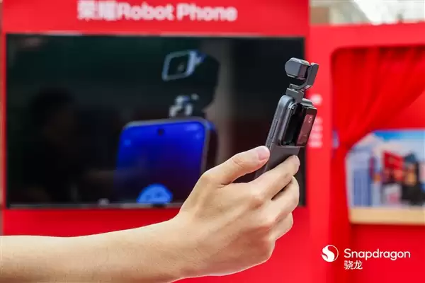 全球首款机器人手机 荣耀Robot Phone高清真机图出炉:碘伏传统形态