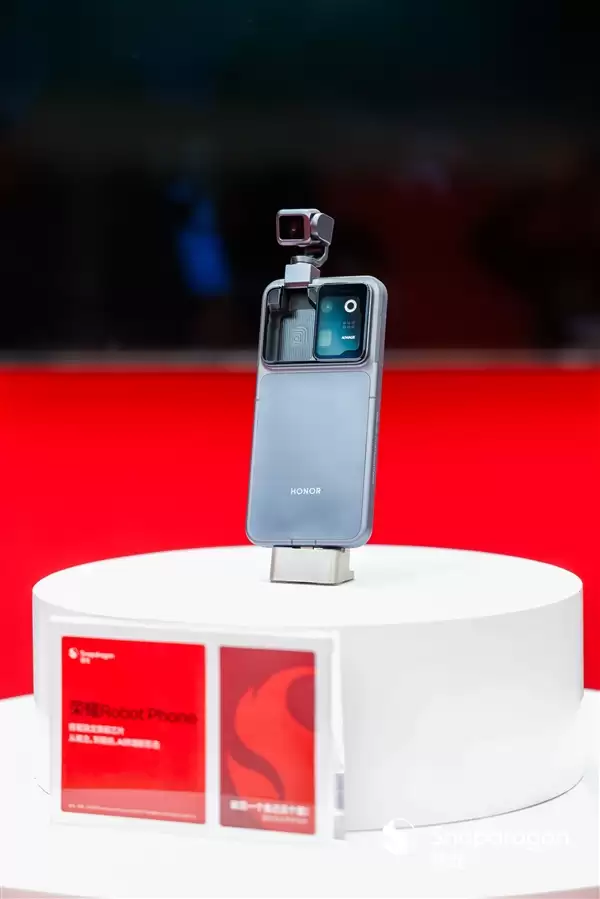 全球首款机器人手机 荣耀Robot Phone高清真机图出炉：颠覆传统形态