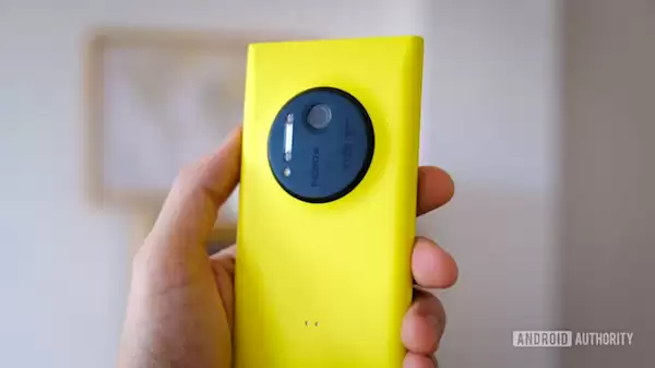 翻出13年前的Lumia 1020 开机开了10分钟 居然还能用