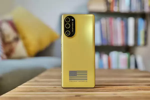特朗普T1手机拆解后露馅了!换壳HTC U24 Pro 还贴上美国国旗