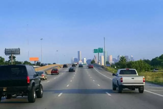D挡松刹车差异大：蠕行与驻车模式有何不同？老司机带你一探究竟